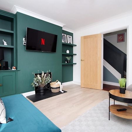 Stylish Home In Bath With Driveway Parking, 10Min From City Exterior foto